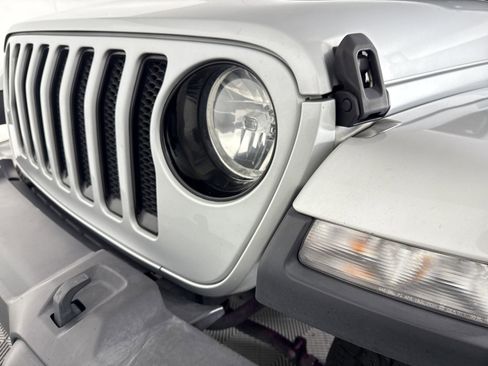 Used 2022 Jeep Wrangler Unlimited Sahara AWD/4WD image 11