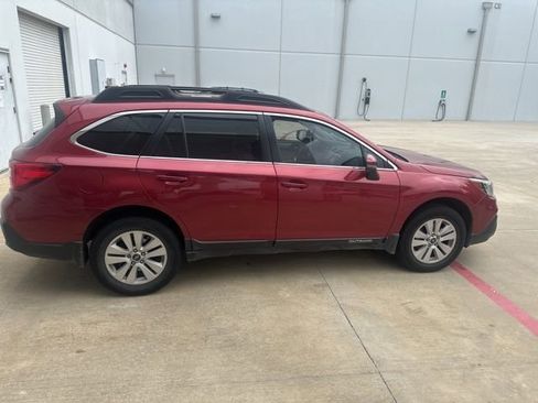 Used 2018 Subaru Outback 2.5i Premium AWD/4WD image 2