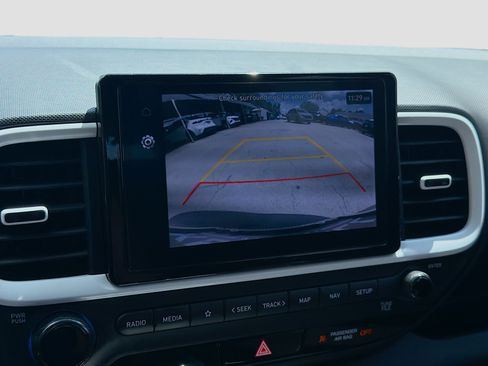 Used 2024 Hyundai Venue Limited FWD image 11