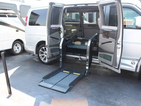 Used 2016 Chevrolet Express 2500 RWD image 4