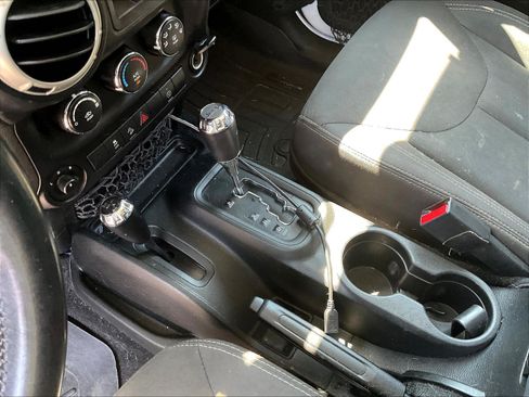 Used 2018 Jeep Wrangler Unlimited Sahara AWD/4WD image 15