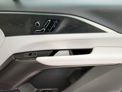 Used 2025 Cadillac Lyriq Luxury AWD/4WD image 39