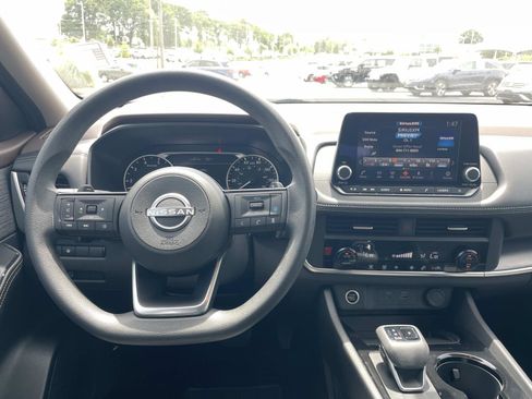Used 2023 Nissan Rogue SV FWD image 13