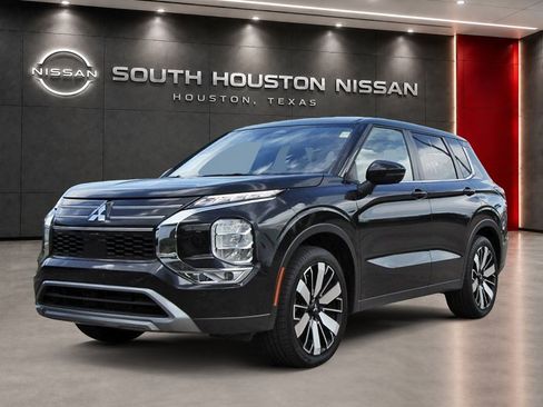 Used 2025 Mitsubishi Outlander AWD image 2