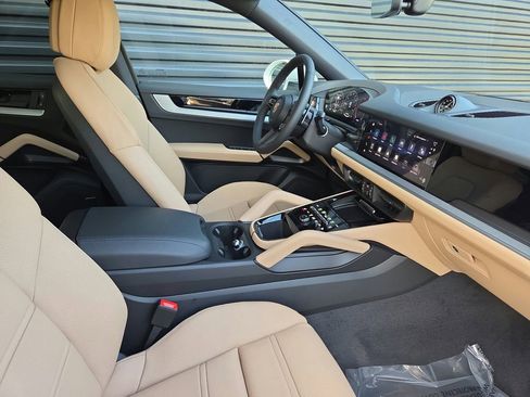 Certified 2026 Porsche Cayenne Coupe image 18