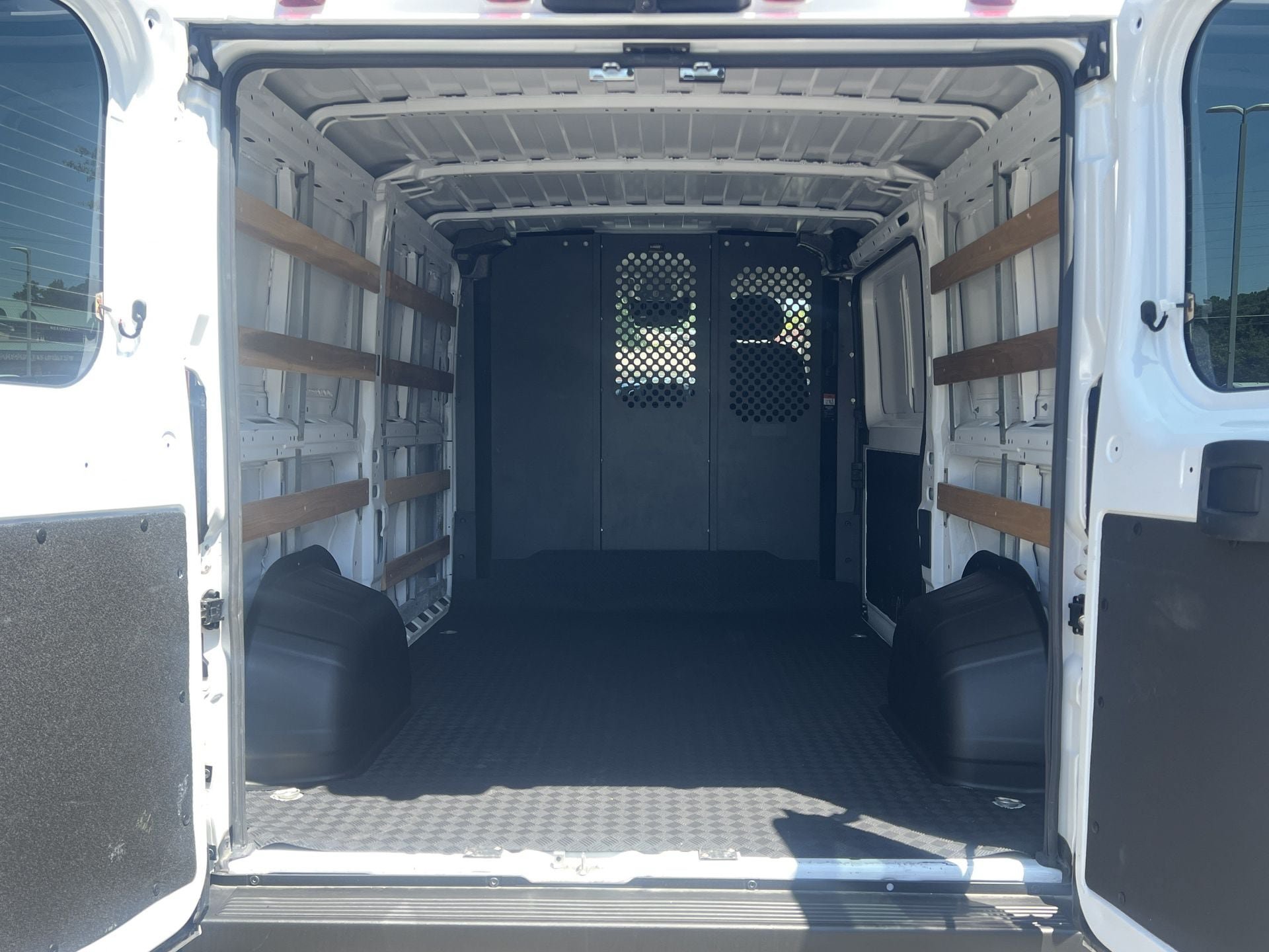 Used 2025 RAM ProMaster 2500 w/ U-Haul Equipment Group FWD image 17