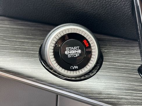 Certified 2024 Jeep Wagoneer L Series II w/ Flexible Seating Group image 31