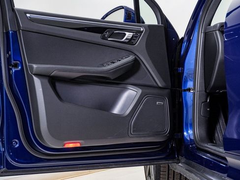 Certified 2025 Porsche Macan image 25