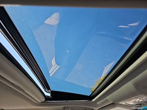 Used 2016 Toyota Camry XLE image 18