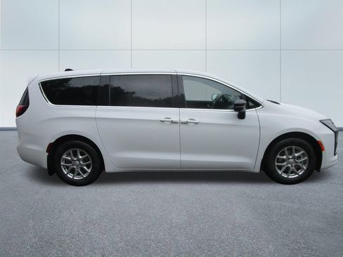 New 2027 Chrysler Pacifica Select w/ Family Tech Group FWD image 7