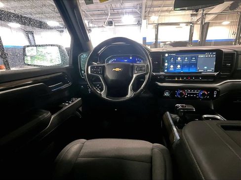 Used 2022 Chevrolet Silverado 1500 LT w/ Z71 Off-Road Package AWD/4WD image 17