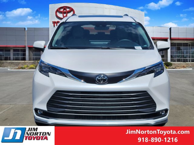Used 2026 Toyota Sienna XLE FWD image 2