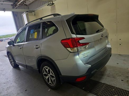 Used 2019 Subaru Forester Premium AWD/4WD image 3