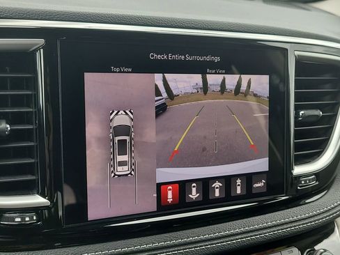 Used 2024 Chrysler Pacifica Touring-L image 22