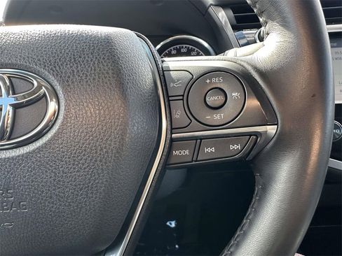 Used 2018 Toyota Camry XLE image 13