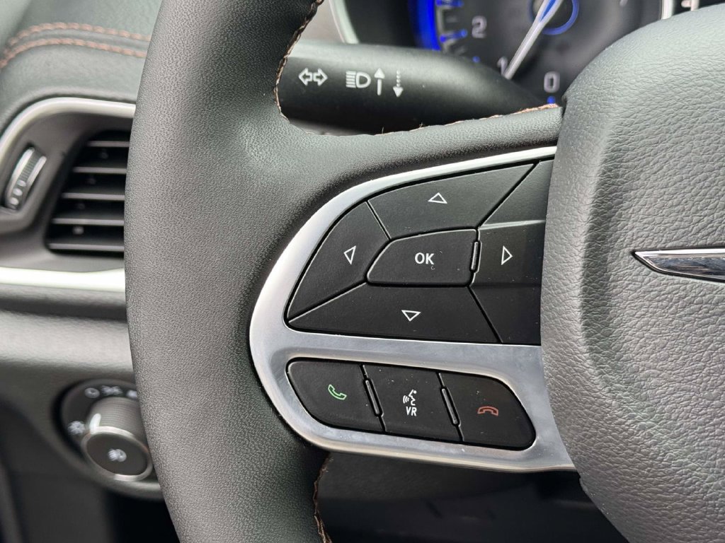 Used 2025 Chrysler Pacifica Pinnacle FWD image 28