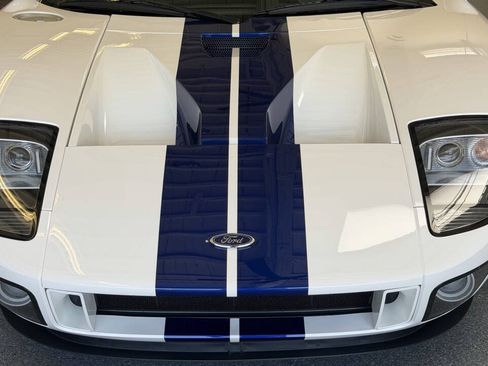 Used 2005 Ford GT RWD image 3