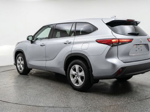 Used 2025 Toyota Highlander LE image 6