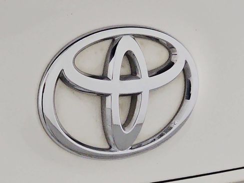 Used 2018 Toyota Camry LE FWD image 11