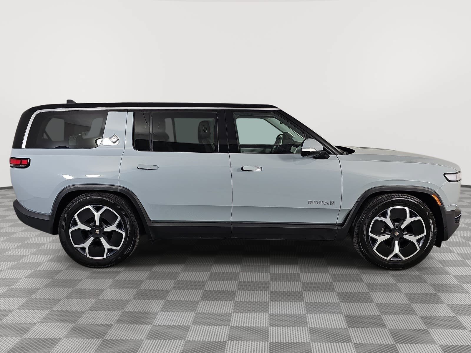Used 2024 Rivian R1S Adventure Dual AWD/4WD image 9