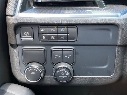 Used 2025 Chevrolet Suburban RST RWD image 21
