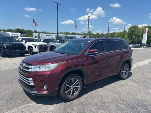 Used 2018 Toyota Highlander XLE FWD image 3