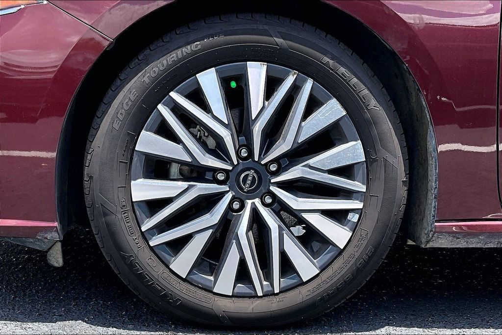 Used 2024 Nissan Altima 2.5 SV w/ SV Premium Package FWD image 32