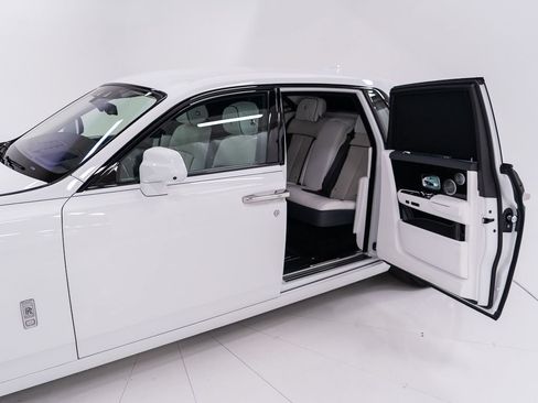 Used 2023 Rolls-Royce Phantom Sedan RWD image 21