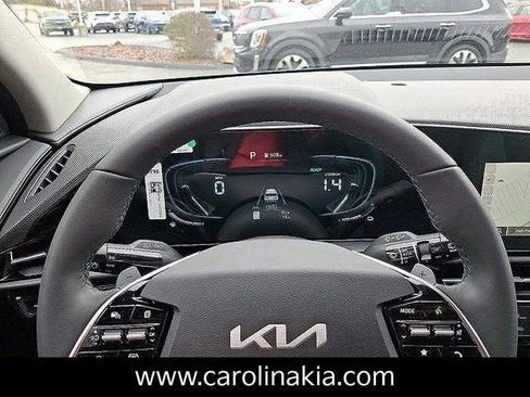 New 2025 Kia Niro EX image 12