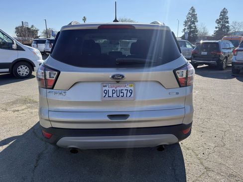 Used 2018 Ford Escape SE w/ SE Sync 3 Package image 4