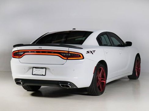 Used 2019 Dodge Charger SXT image 2