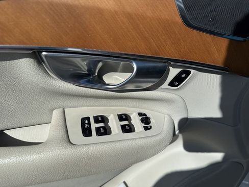 Used 2021 Volvo XC90 T6 Momentum w/ Protection Package Premier image 11