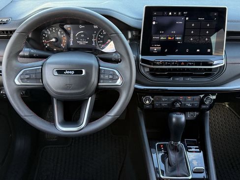 Used 2025 Jeep Compass Trailhawk image 11