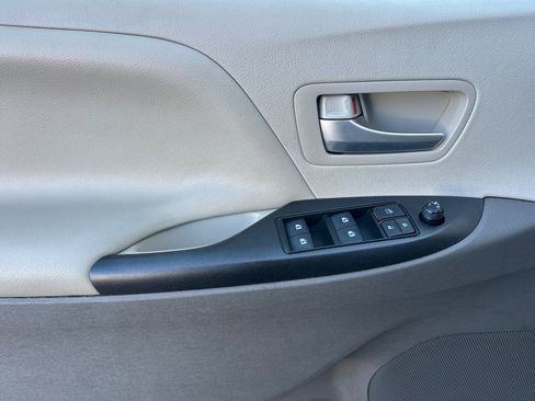 Used 2017 Toyota Sienna LE image 8