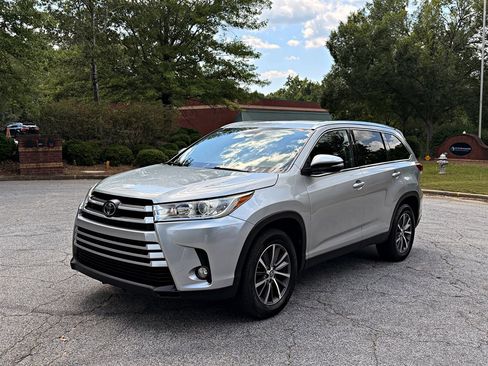 Used 2019 Toyota Highlander XLE FWD image 1