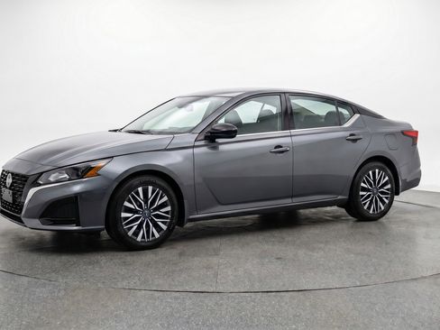 Used 2025 Nissan Altima 2.5 SV FWD image 3