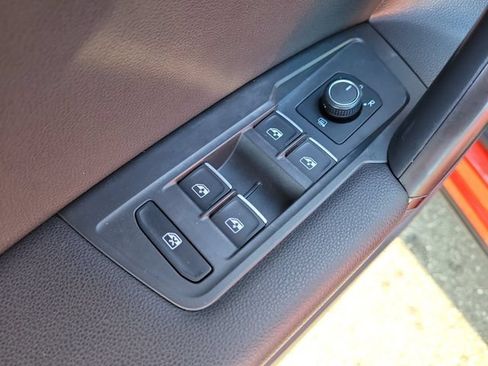 Used 2019 Volkswagen Tiguan SE w/ Panoramic Sunroof Package FWD image 15