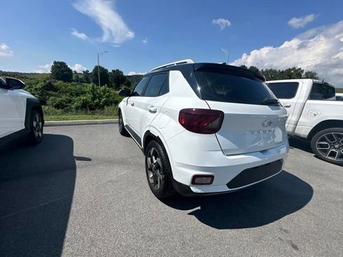 Used 2022 Hyundai Venue Limited FWD image 18