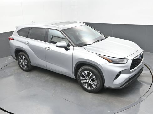 Used 2022 Toyota Highlander XLE FWD image 28