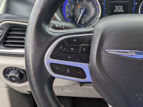 Used 2018 Chrysler Pacifica Touring-L FWD image 19