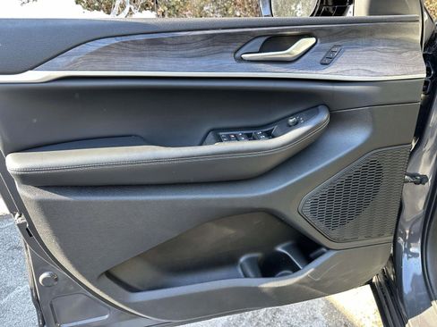 Used 2024 Jeep Grand Cherokee Limited image 18