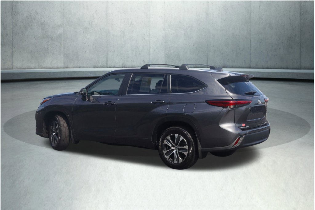 Used 2023 Toyota Highlander XLE AWD/4WD image 30