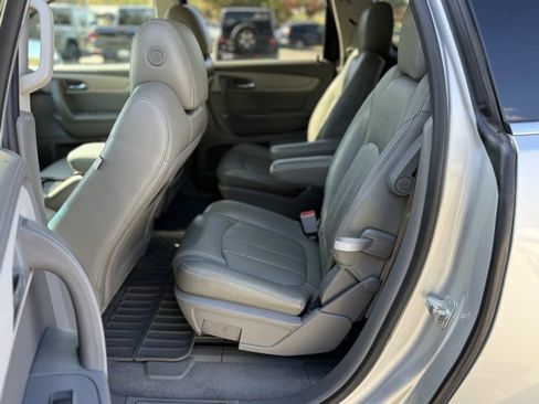 Used 2017 Chevrolet Traverse LT w/ Style and Technology Package image 17