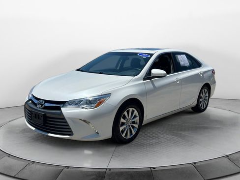 Used 2017 Toyota Camry XLE FWD image 3