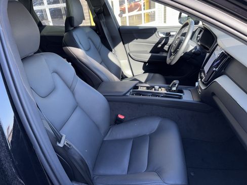 Used 2025 Volvo XC60 B5 Plus image 33