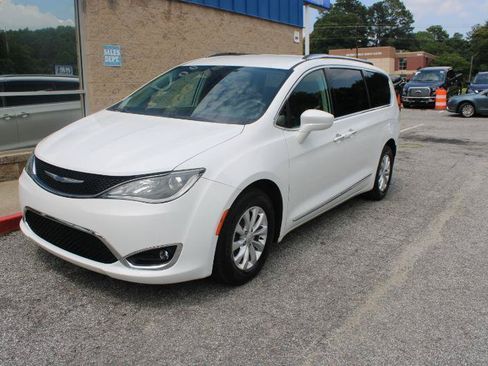 Used 2019 Chrysler Pacifica Touring-L FWD image 3
