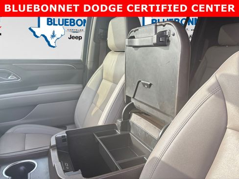 Used 2024 Chevrolet Suburban LT w/ Luxury Package RWD image 26
