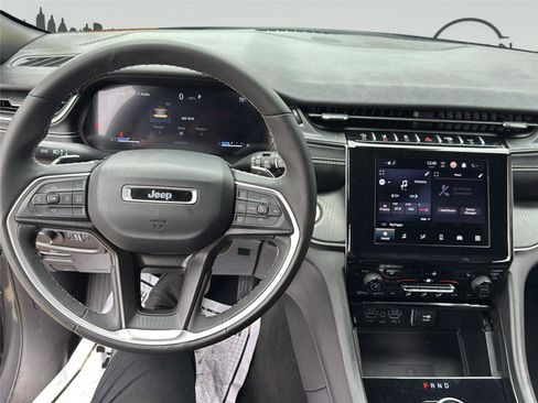 Used 2023 Jeep Grand Cherokee Altitude AWD/4WD image 17