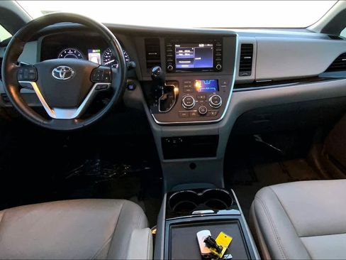 Used 2019 Toyota Sienna XLE FWD image 15
