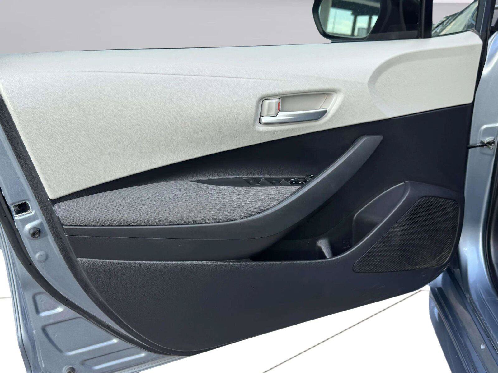 Used 2020 Toyota Corolla LE FWD image 18